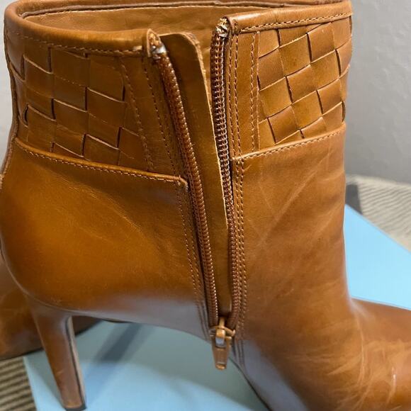 Antonio Melani Gloryanne Booties in Luggage Tan Sz 8.5 GUC - Picture 8 of 8